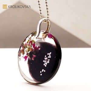 Naszyjnik artystyczny z żywicy – unikatowa biżuteria handmade.