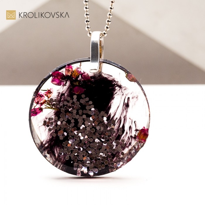 Naszyjnik z żywicy i srebra – elegancki dodatek dla kobiety