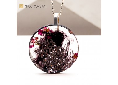 Naszyjnik z żywicy i srebra – elegancki dodatek dla kobiety