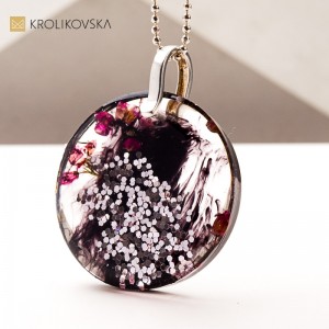 Naszyjnik z żywicy i srebra – elegancki dodatek dla kobiety