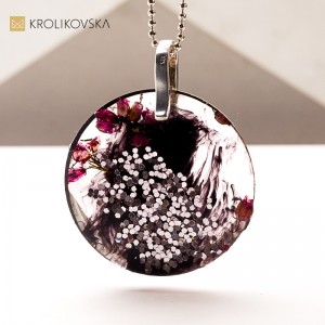 Naszyjnik z żywicy i srebra – elegancki dodatek dla kobiety