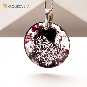 Naszyjnik z żywicy i srebra – elegancki dodatek dla kobiety