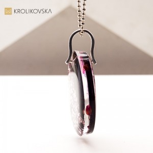 Naszyjnik z żywicy i srebra – elegancki dodatek dla kobiety