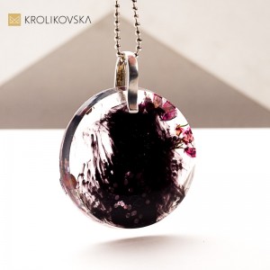 Naszyjnik z żywicy i srebra – elegancki dodatek dla kobiety