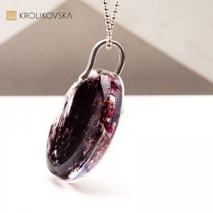 Naszyjnik z żywicy i srebra – elegancki dodatek dla kobiety