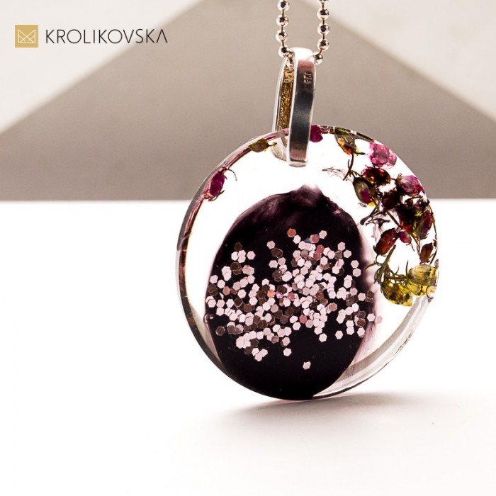 Delikatny naszyjnik z żywicy – nowoczesna biżuteria autorska.