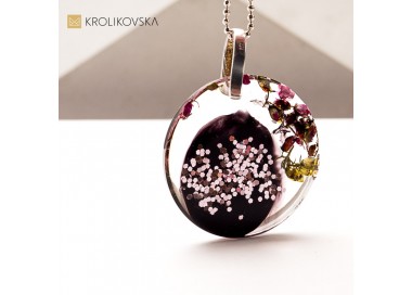 Delikatny naszyjnik z żywicy – nowoczesna biżuteria autorska.