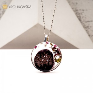 Delikatny naszyjnik z żywicy – nowoczesna biżuteria autorska.