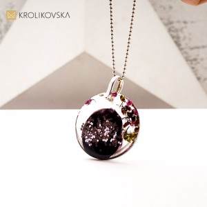 Delikatny naszyjnik z żywicy – nowoczesna biżuteria autorska.