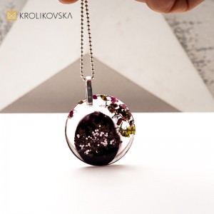 Delikatny naszyjnik z żywicy – nowoczesna biżuteria autorska.