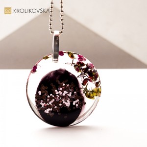 Delikatny naszyjnik z żywicy – nowoczesna biżuteria autorska.