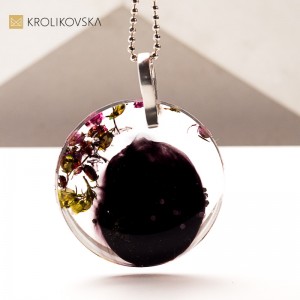 Delikatny naszyjnik z żywicy – nowoczesna biżuteria autorska.