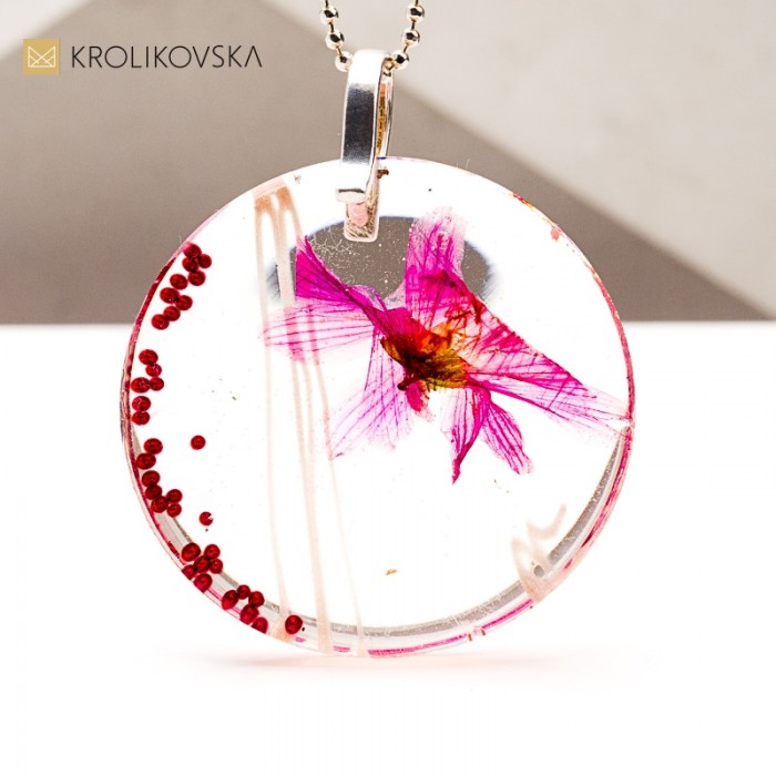 Naszyjnik artystyczny z żywicy – biżuteria z motywem kobiecości.