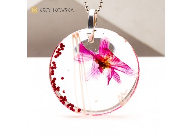 Naszyjnik artystyczny z żywicy – biżuteria z motywem kobiecości.