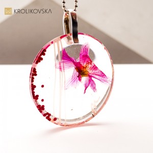 Naszyjnik artystyczny z żywicy – biżuteria z motywem kobiecości.