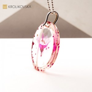 Naszyjnik z żywicy w srebrnej oprawie – stylowa ozdoba.