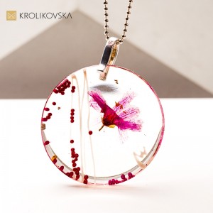 Naszyjnik autorski z żywicy – biżuteria nowoczesna i elegancka.