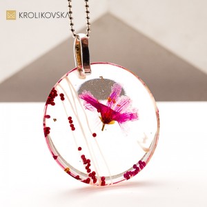 Naszyjnik autorski z żywicy – biżuteria nowoczesna i elegancka.