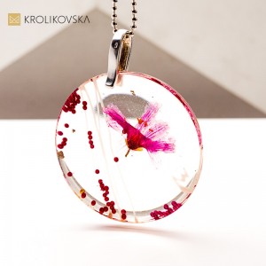 Naszyjnik autorski z żywicy – biżuteria nowoczesna i elegancka.