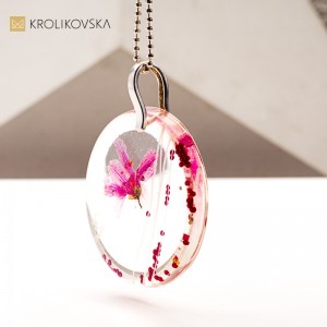 Naszyjnik autorski z żywicy – biżuteria nowoczesna i elegancka.