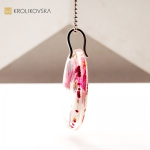 Naszyjnik autorski z żywicy – biżuteria nowoczesna i elegancka.