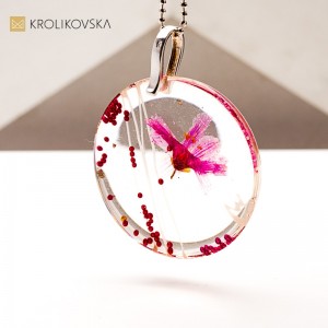 Naszyjnik autorski z żywicy – biżuteria nowoczesna i elegancka.