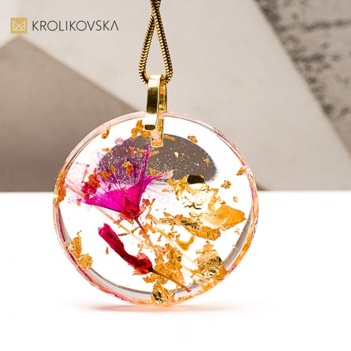 Naszyjnik z żywicy transparentnej – minimalistyczna biżuteria handmade.