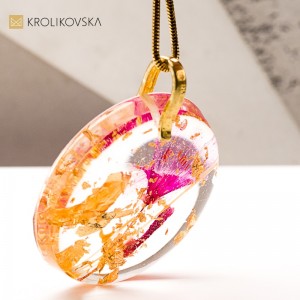 Naszyjnik z żywicy transparentnej – minimalistyczna biżuteria handmade.