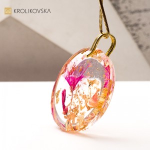 Naszyjnik z żywicy transparentnej – minimalistyczna biżuteria handmade.