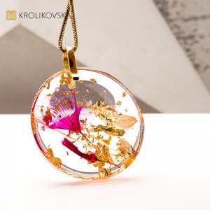 Naszyjnik z żywicy transparentnej – minimalistyczna biżuteria handmade.