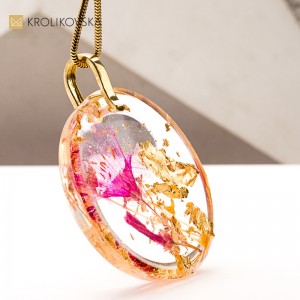 Naszyjnik z żywicy transparentnej – minimalistyczna biżuteria handmade.