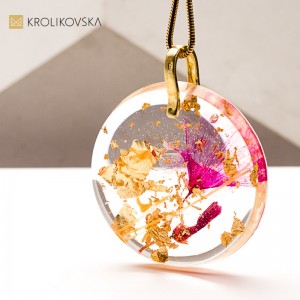 Naszyjnik z żywicy transparentnej – minimalistyczna biżuteria handmade.