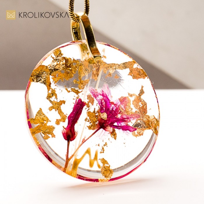 Naszyjnik z żywicy – unikatowa biżuteria artystyczna handmade.