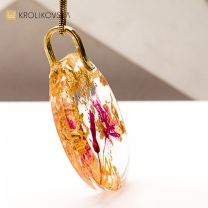 Naszyjnik z żywicy – unikatowa biżuteria artystyczna handmade.