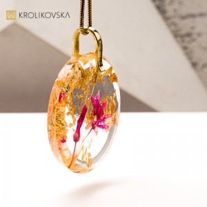 Naszyjnik z żywicy – unikatowa biżuteria artystyczna handmade.