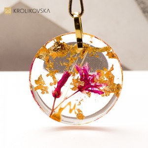 Naszyjnik z żywicy – unikatowa biżuteria artystyczna handmade.