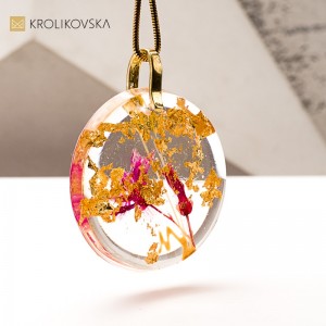 Naszyjnik z żywicy – unikatowa biżuteria artystyczna handmade.