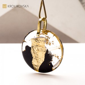 Artystyczny naszyjnik z żywicy i złotych detali – elegancja w nowoczesnym stylu.