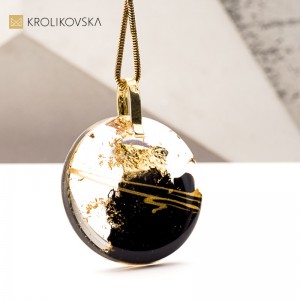 Artystyczny naszyjnik z żywicy i złotych detali – elegancja w nowoczesnym stylu.