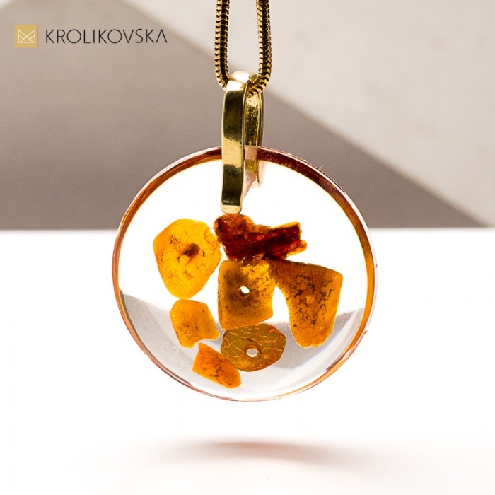 Artystyczny naszyjnik z bursztynem w żywicy – unikalna biżuteria handmade.