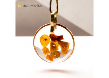 Artystyczny naszyjnik z bursztynem w żywicy – unikalna biżuteria handmade.