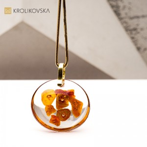 Artystyczny naszyjnik z bursztynem w żywicy – unikalna biżuteria handmade.