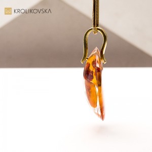 Artystyczny naszyjnik z bursztynem w żywicy – unikalna biżuteria handmade.