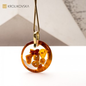 Artystyczny naszyjnik z bursztynem w żywicy – unikalna biżuteria handmade.