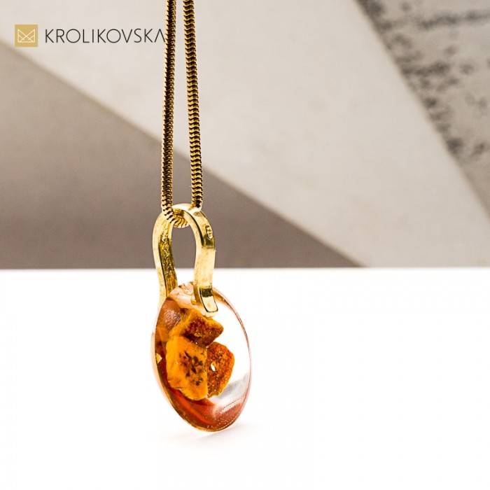 Naszyjnik z bursztynem w żywicy – połączenie natury i sztuki.