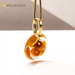 Naszyjnik z bursztynem w żywicy – połączenie natury i sztuki.