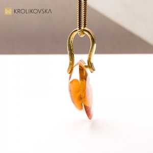 Naszyjnik z bursztynem w żywicy – połączenie natury i sztuki.