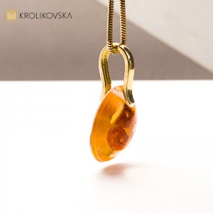 Naszyjnik z bursztynem w żywicy – połączenie natury i sztuki.