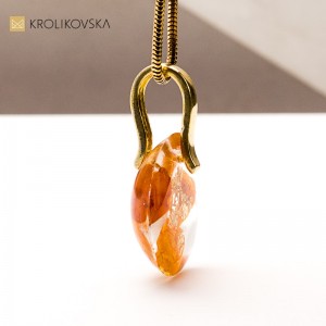 Designerski naszyjnik autorski – bursztyn w transparentnej żywicy.