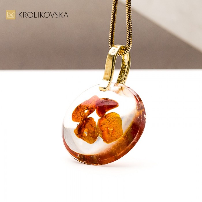 Naszyjnik boho z bursztynem zatopionym w żywicy.